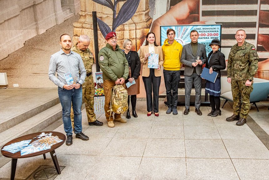 Wiceprezydent Małgorzata Moskwa - Wodnicka (pośrodku) Ponadto w konferencji brali udział:  Patryk Wacławiak (UMŁ),  Janusz Urbańczyk (Stowarzyszenie Byłych Żołnierzy Wojsko Powietrzno-Desantowych "Czerwone Berety"), Kamila Lutek-Urbaniak (Muzeum Tradycji Niepodległościowych w Łodzi), Michał Duda  (Zbudowane z Klocków)., Artur Ossowski (IPN - oddział w Łodzi), kpt Jarosław Rosiński, 9. Łódzka Brygada Obrony Terytorialnej im. gen. Stanisława Sojczyńskiego "Warszyca".Fot. T.Walczak UMŁ.