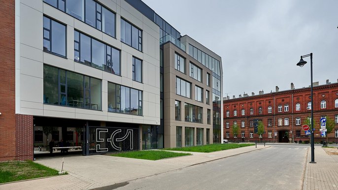 Wśród przeznaczonych do wynajmu lokali są dwa  ponad 100-metrowe w zrewitalizownej kamienicy przy ul. Tuwima 46.  -  fot. Radosław Jóźwiak / UMŁ